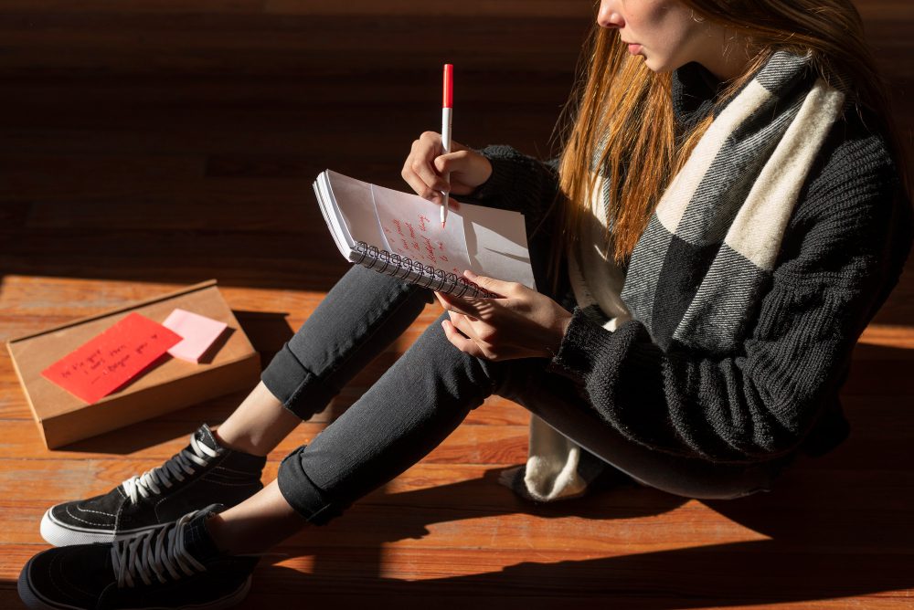 Mujer escribiendo novela