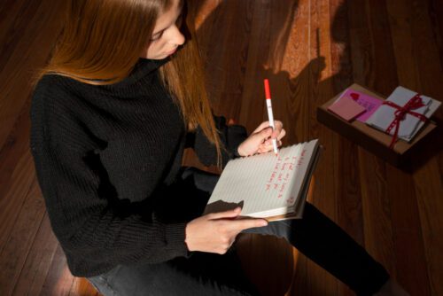 Mujer escribiendo novela